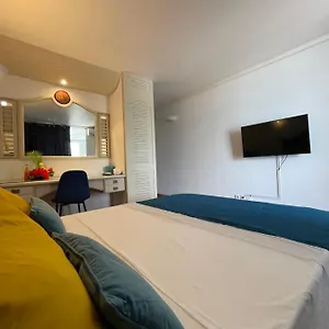 Vue A 2 Minutes A Pied Des Plages Tartane Appartement